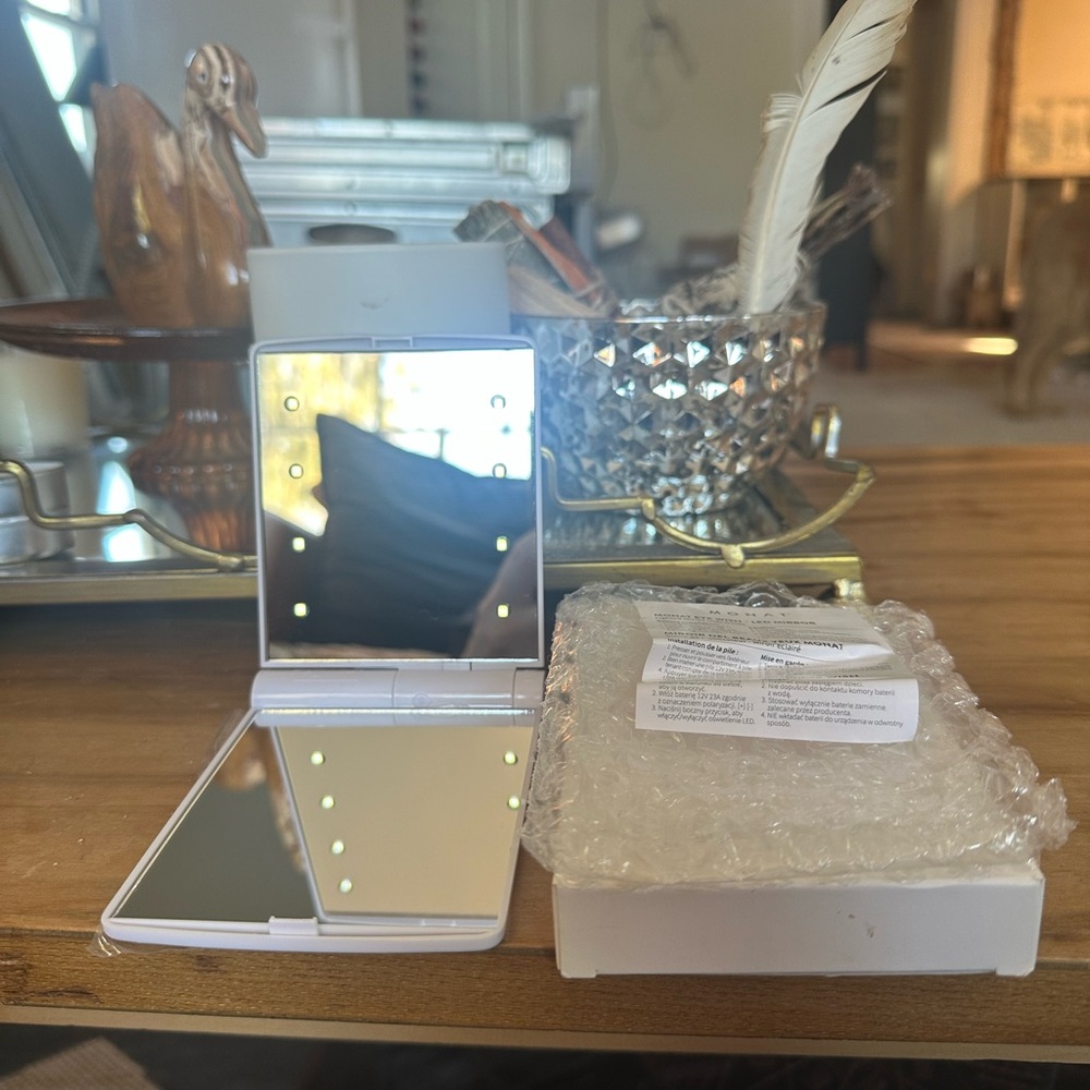 New Monat light up Compact Mirror with Dual Sides travel friendly